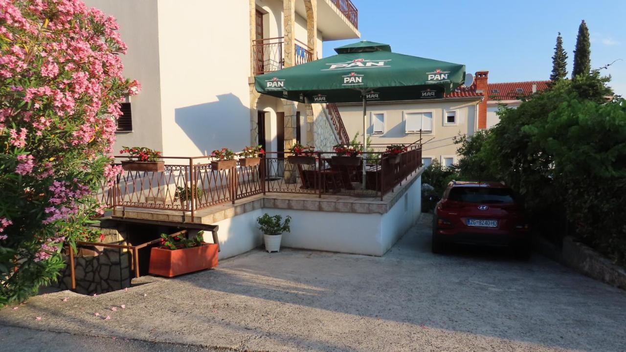 Apartments Kamelija Malinska Buitenkant foto