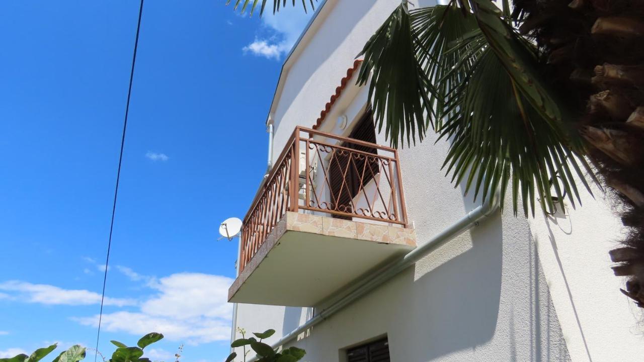 Apartments Kamelija Malinska Buitenkant foto