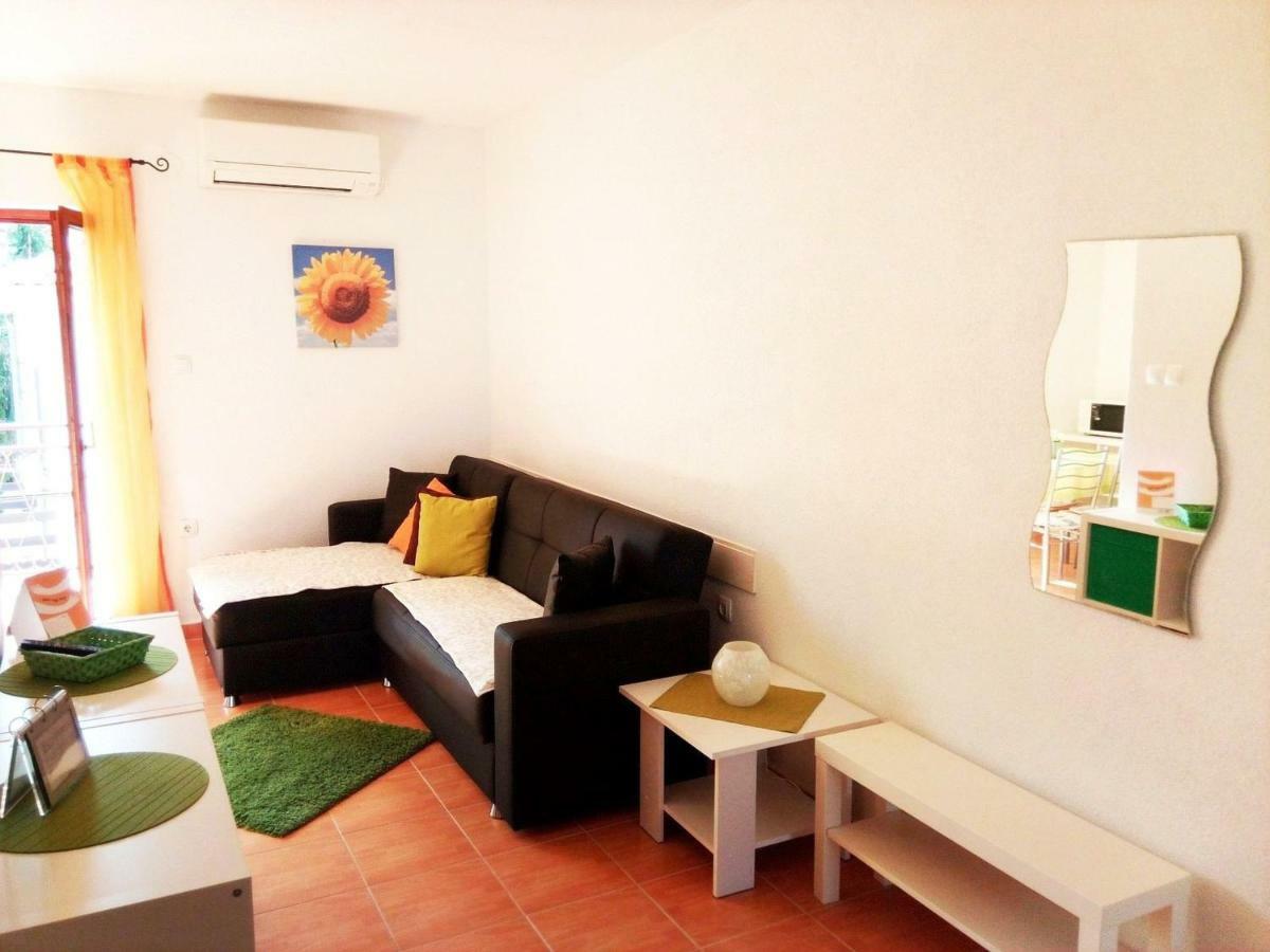 Apartments Kamelija Malinska Buitenkant foto