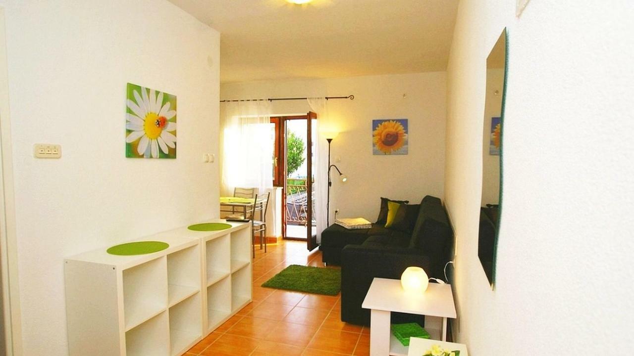Apartments Kamelija Malinska Buitenkant foto